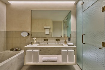 Erth Abu Dhabi Hotel