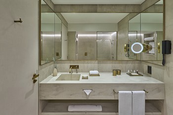 Erth Abu Dhabi Hotel