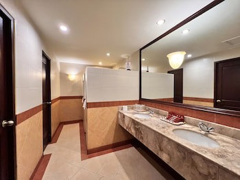 Sarrosa International Hotel And Residential Suites