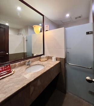 Sarrosa International Hotel And Residential Suites