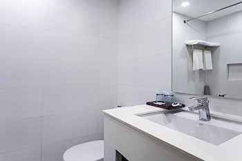 Sarrosa International Hotel And Residential Suites