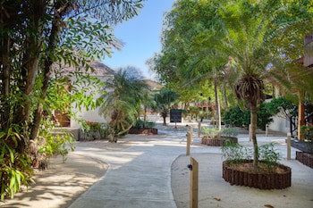 Almond Beach Resort At Jaguar Reef