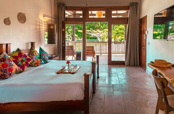 Almond Beach Resort At Jaguar Reef