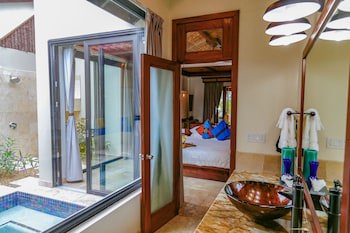 Almond Beach Resort At Jaguar Reef