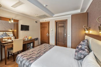 Aristocrat Hotel