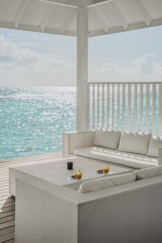 Diamonds Athuruga Maldives Resort & Spa