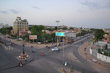 Chandra Inn