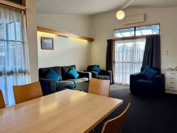 Teal Motor Lodge
