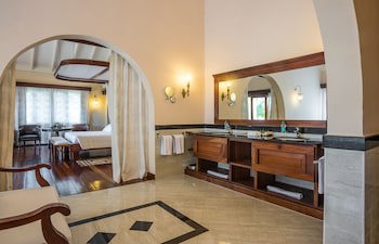Ocean Beach Resort& Spa Aston Collection Hotels