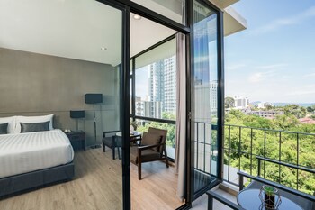 Altera Hotel And Residence