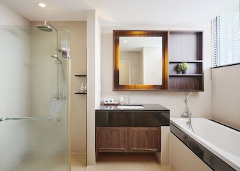 Altera Hotel And Residence