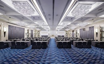 Grande Centre Point Hotel Terminal 21