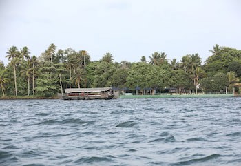 Illikkalam Lakeside Cottages