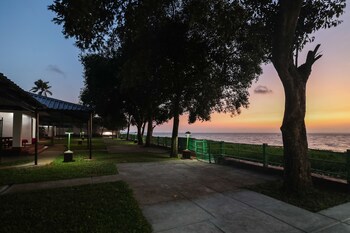 Illikkalam Lakeside Cottages