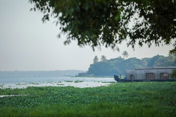 Illikkalam Lakeside Cottages