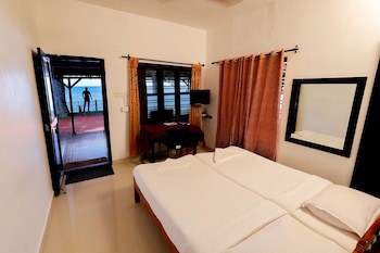 Illikkalam Lakeside Cottages