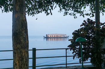 Illikkalam Lakeside Cottages