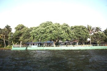 Illikkalam Lakeside Cottages
