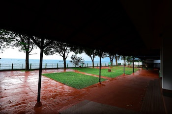 Illikkalam Lakeside Cottages