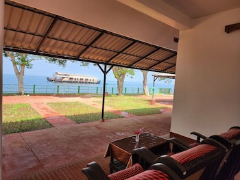 Illikkalam Lakeside Cottages