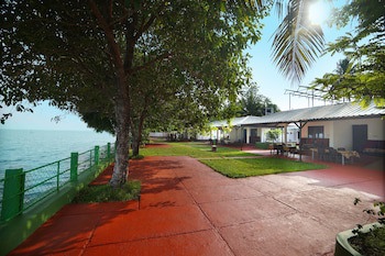 Illikkalam Lakeside Cottages