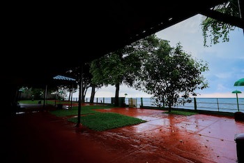 Illikkalam Lakeside Cottages