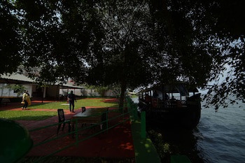 Illikkalam Lakeside Cottages