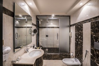 Awaliv International Hotel