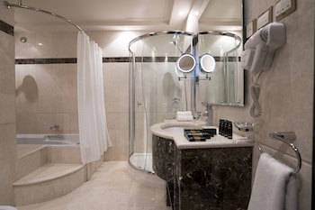 Awaliv International Hotel
