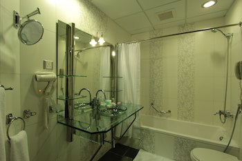 Awaliv International Hotel
