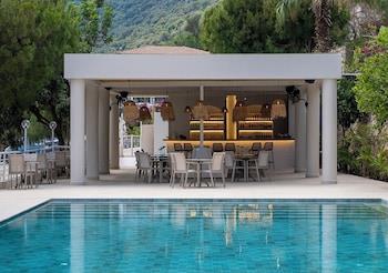 Poolside bar