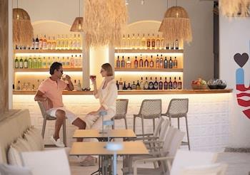 Poolside bar