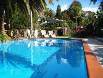 Colonial House Motel