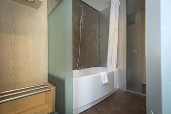 Ako Suite