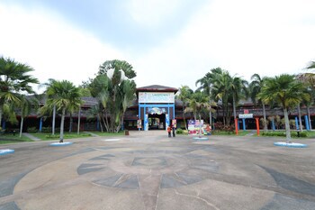 Bukit Merah Laketown Resort