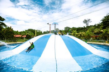 Bukit Merah Laketown Resort