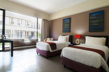 100 Sunset Hotel