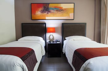 100 Sunset Hotel