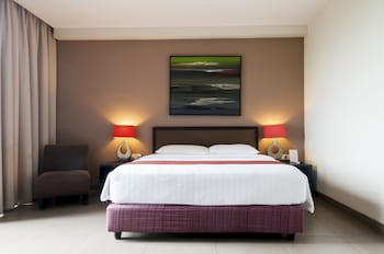 100 Sunset Hotel