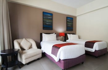100 Sunset Hotel