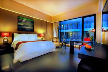 100 Sunset Hotel