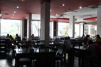 100 Sunset Hotel
