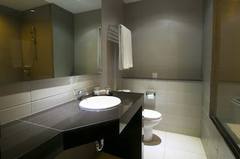 100 Sunset Hotel