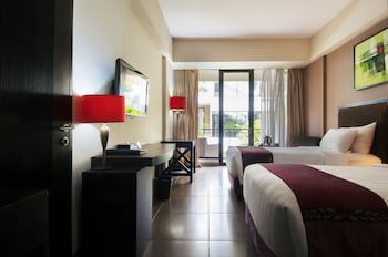 100 Sunset Hotel