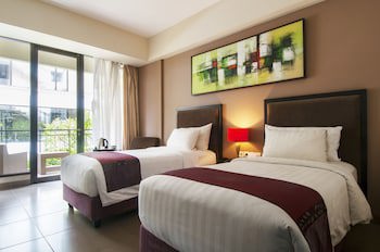 100 Sunset Hotel