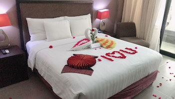 100 Sunset Hotel