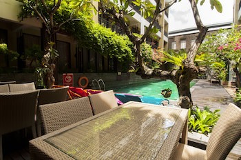 100 Sunset Hotel
