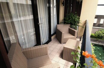 100 Sunset Hotel