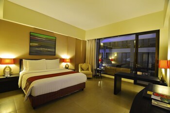 100 Sunset Hotel