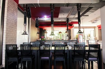 100 Sunset Hotel